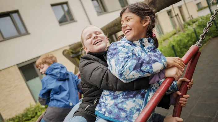 Drei spielende Kinder in der CJD Grundschule Braunschweig 